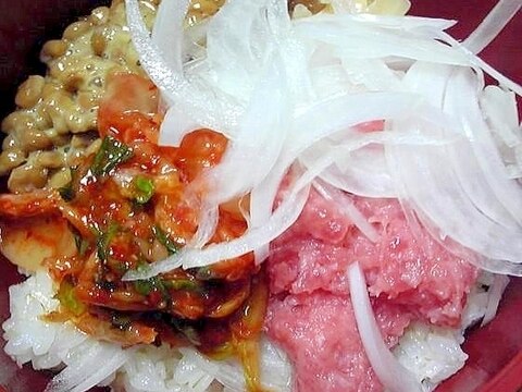 新玉ねぎ添えネギトロ納豆キムチ丼